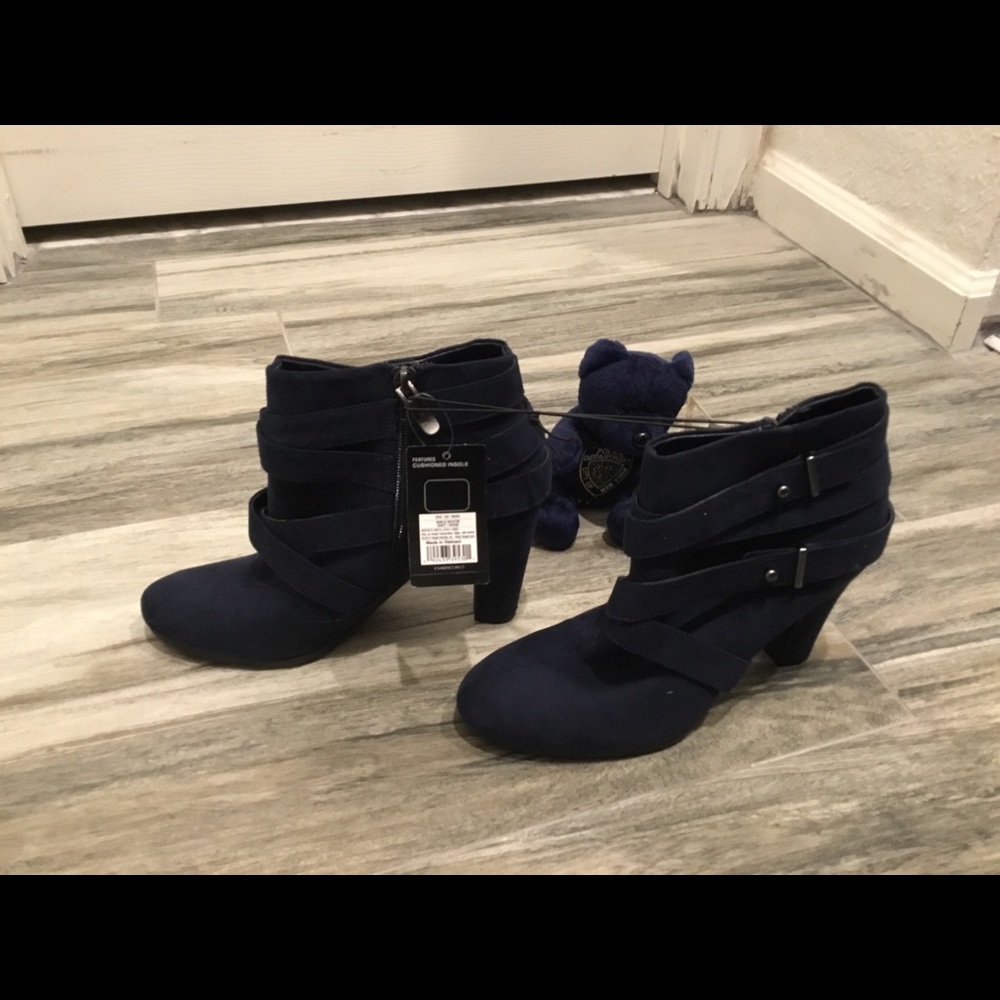 NWT Women’s blue suede ankle boot, size 7.5.